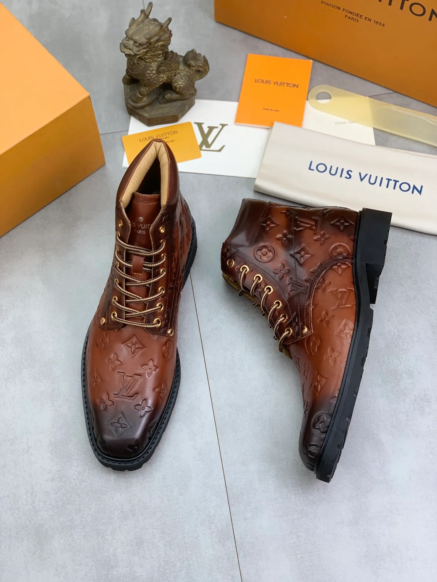 Men's shoes 💰P600 💰【New】🆘Water-dyed cow lining LV Louis Vuitton business high-top leather shoes, made of original imported Italian 🇮🇹 selected calfskin, full cowhide lining, carefully handmade by professional shoemakers, the original version is specially designed for wear-resistant outsole. Standard code: 38-44 3⃣️color🉑️select